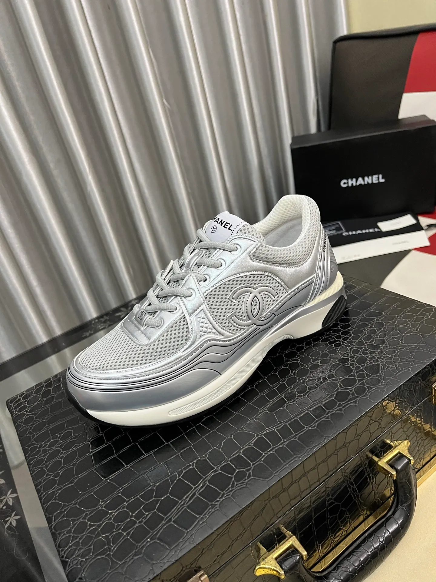 Men's shoes 💰: 620⌚️⌚️Chanel 2025C new diamond sneakers, ultra-light and comfortable casual shoes, black and white cowhide leather, versatile white shoes, you can't go wrong with the style, cow suede➕down cloth contrasting color combination, fresh and full of vitality, logo embossed on the side, very delicate on the foot, original customized material for the upper, original outsole Upper: Cow suede➕Down cloth/black and white full cowhide Lining: Sheepskin Sole: Open-molded TPU outsole Size: 35-44